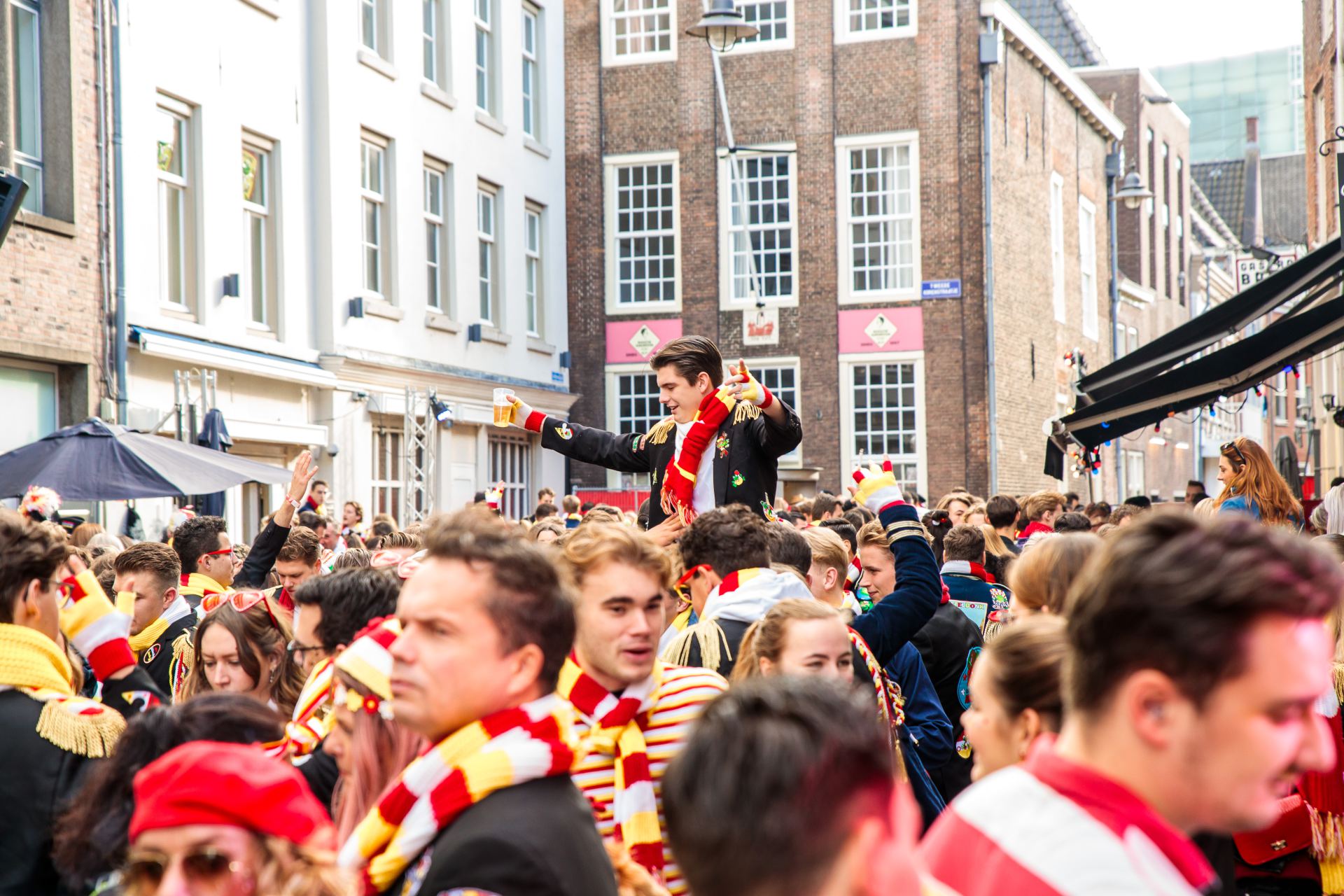 Oeteldonk vierders in binnenstad Den Bosch