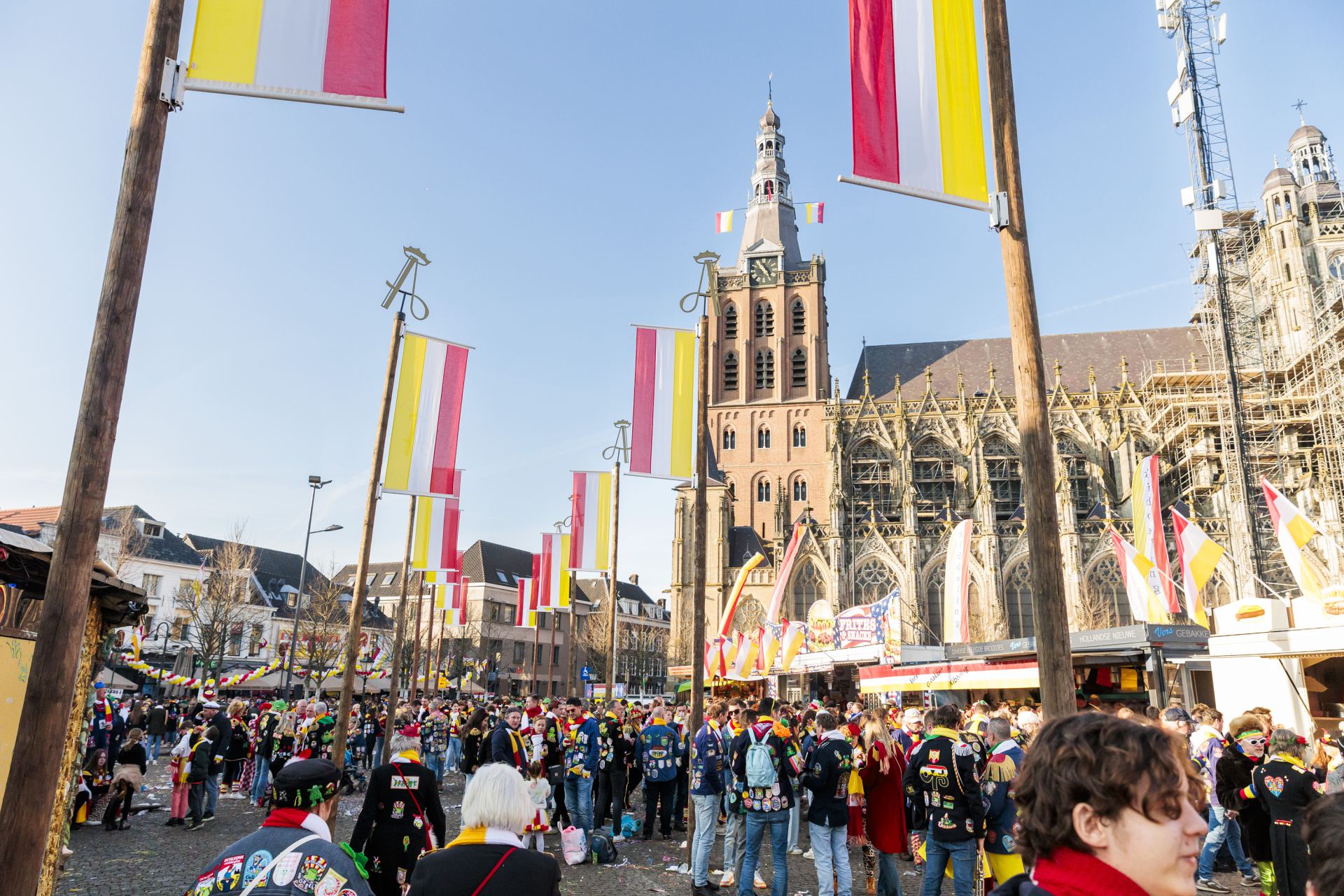 Oeteldonk op straat met kerk