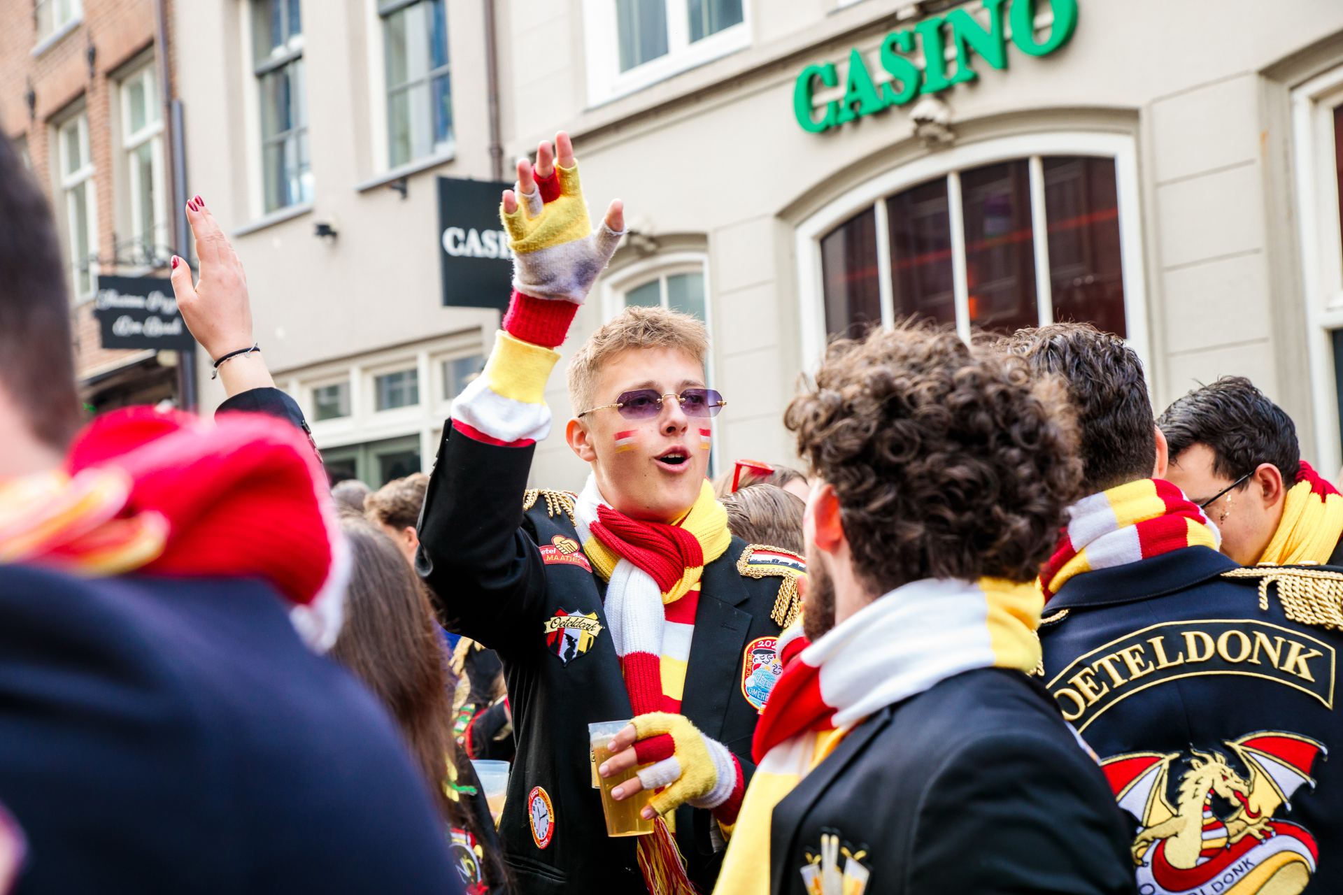 Oeteldonkvierders in kroegenstraat