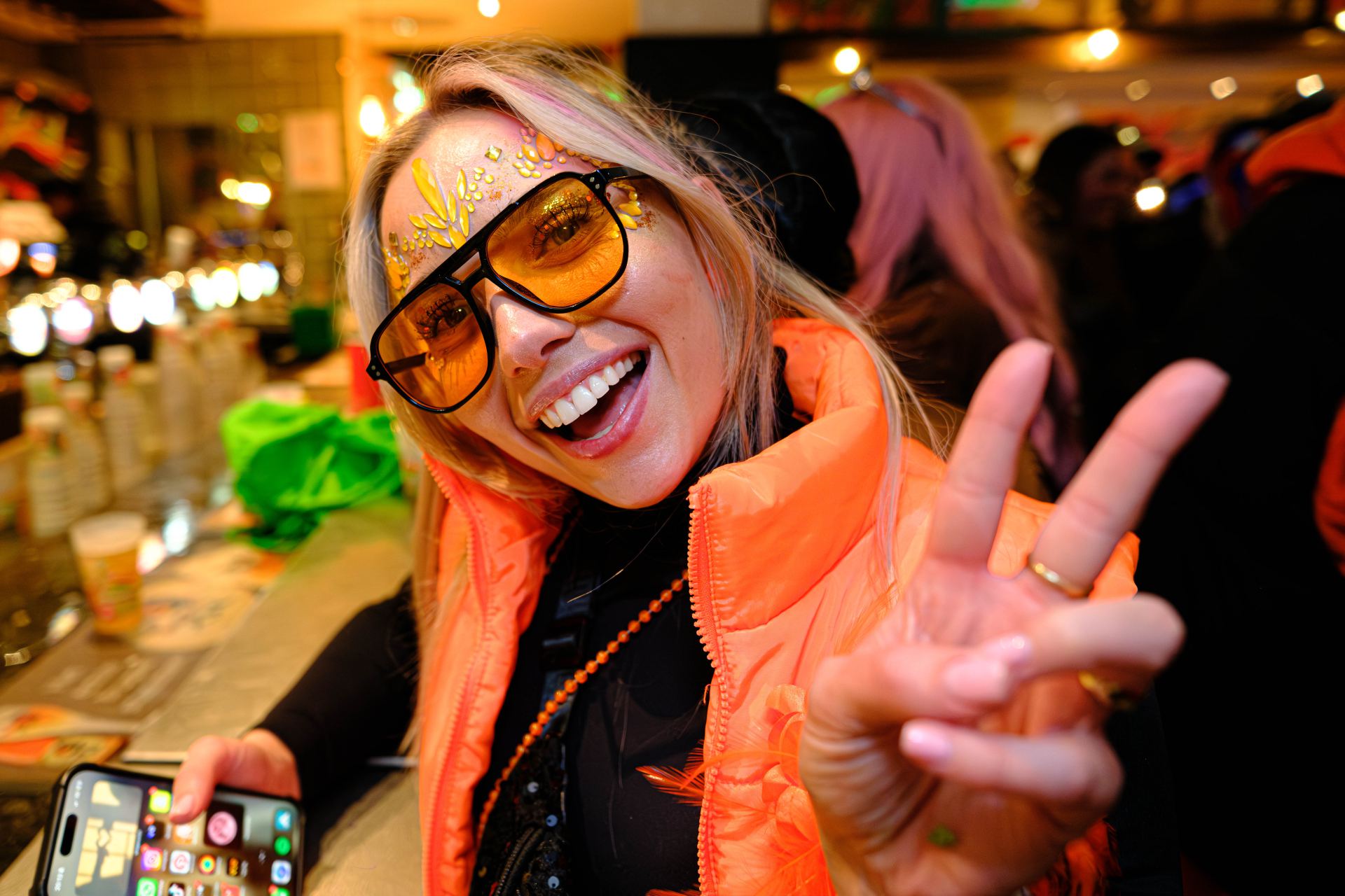 Vrouw met schmink en oranje bril vastelaovend