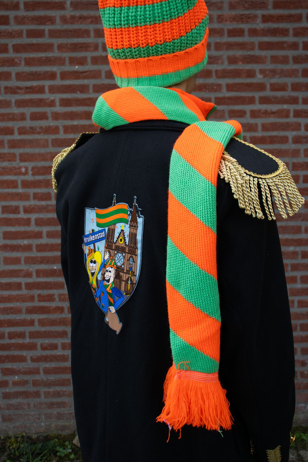 Kruikenstad jasje met sjaal en muts gedragen