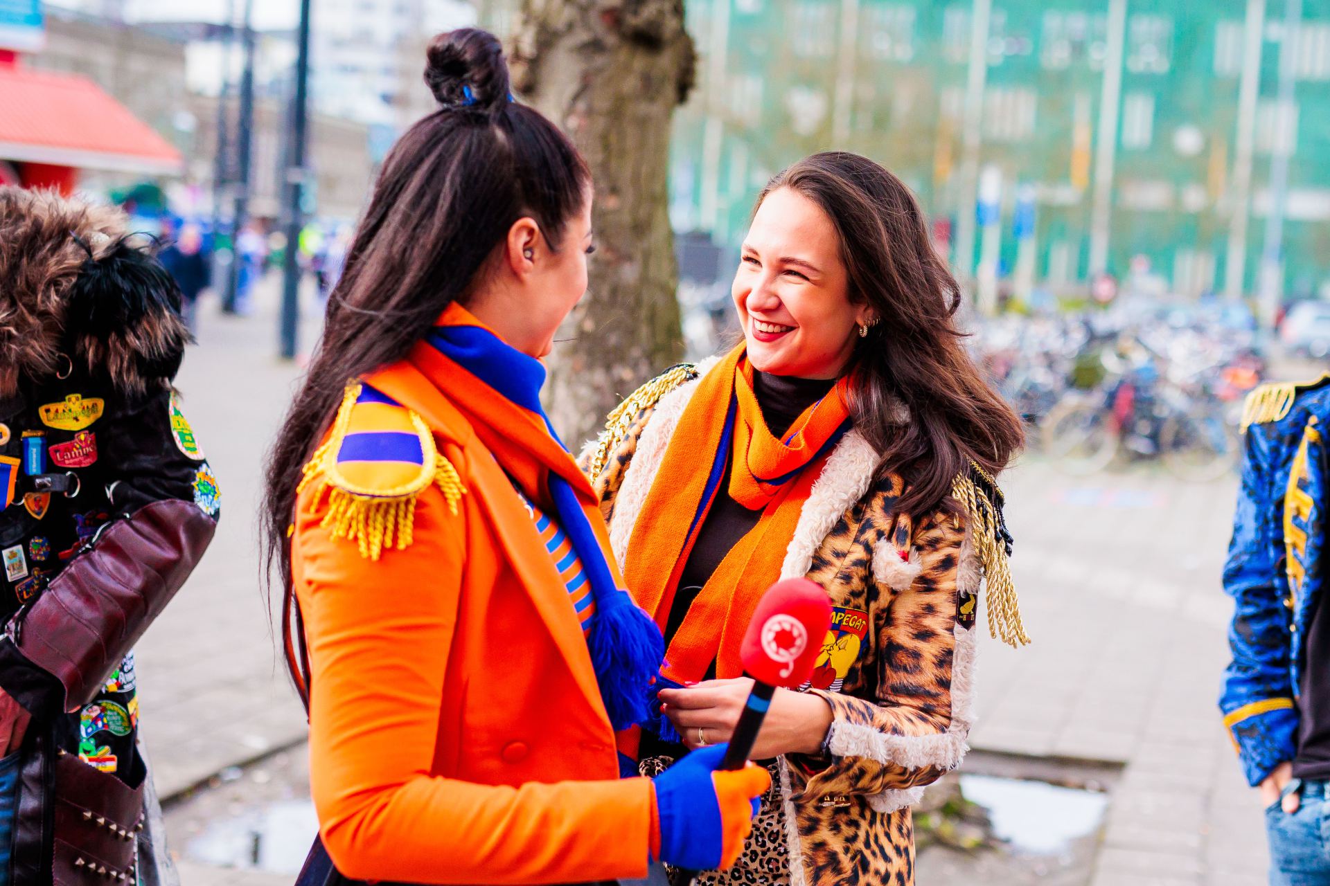 Twee vrouwen in Lampegat carnavalskleding