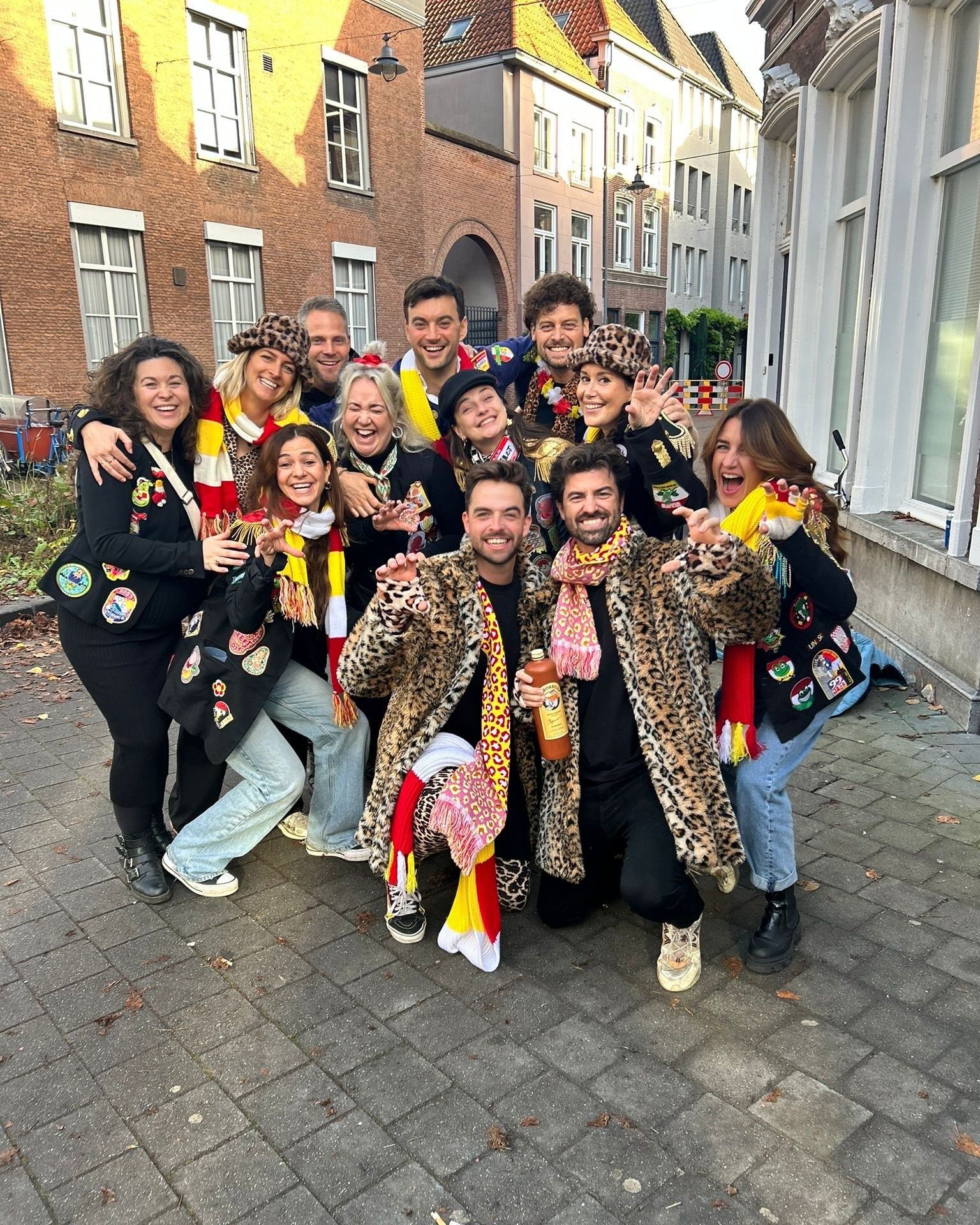 Groepsfoto van Marlou's vrienden in Oeteldonk