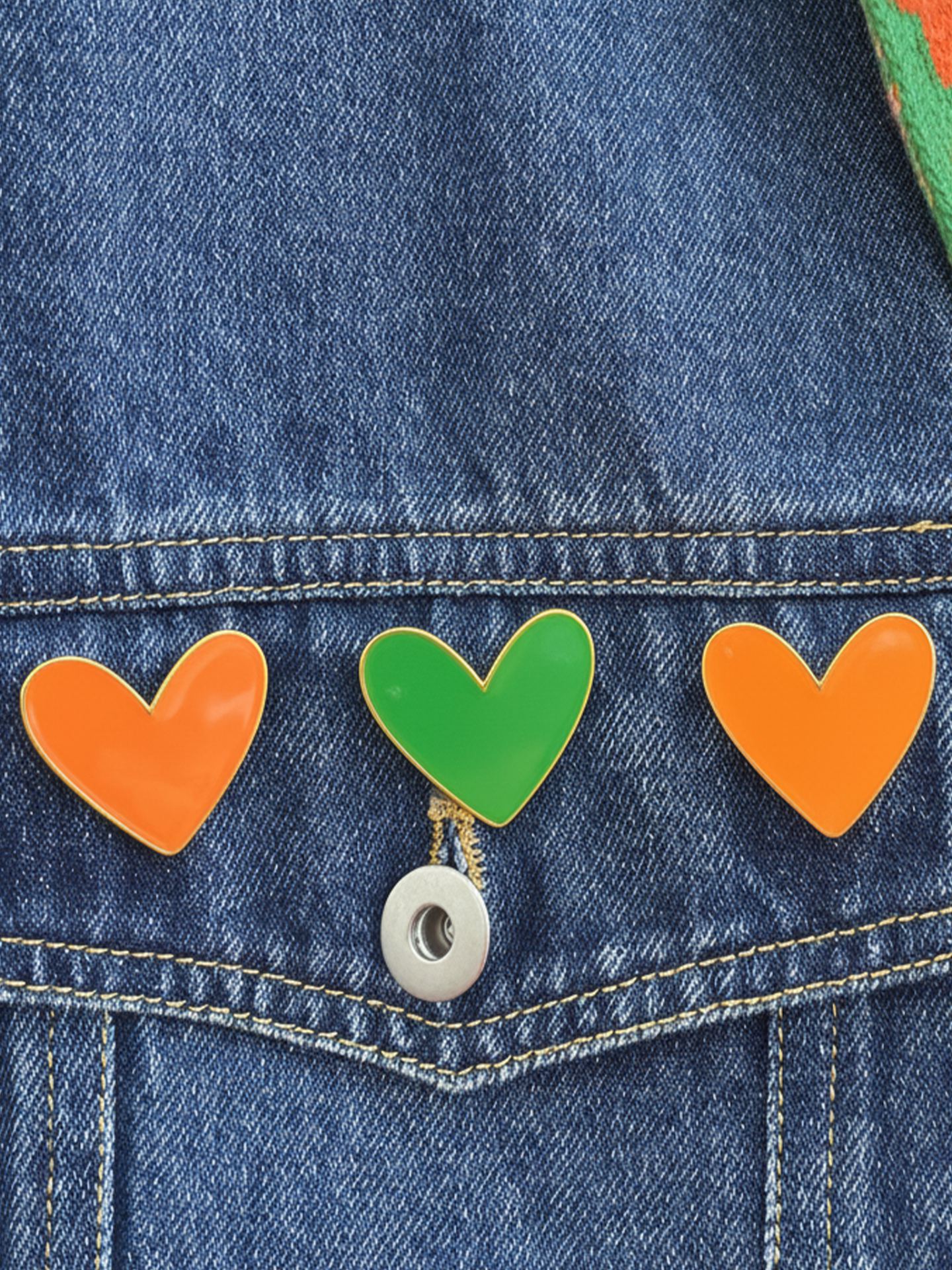 Kruikenstad hartjes pinnen op spijkerjasje