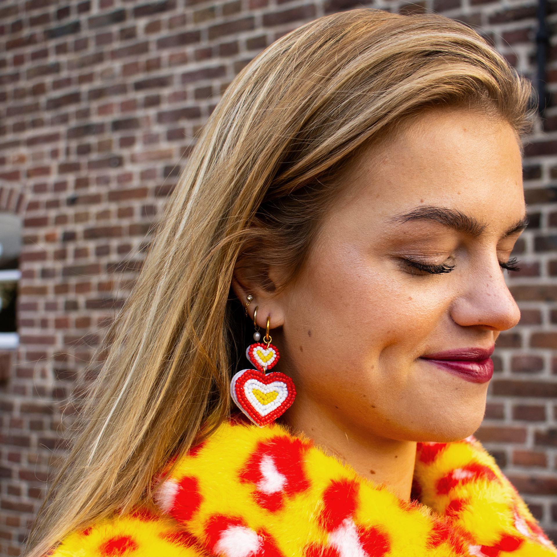 Vrouw met Oeteldonk hartjes oorbellen