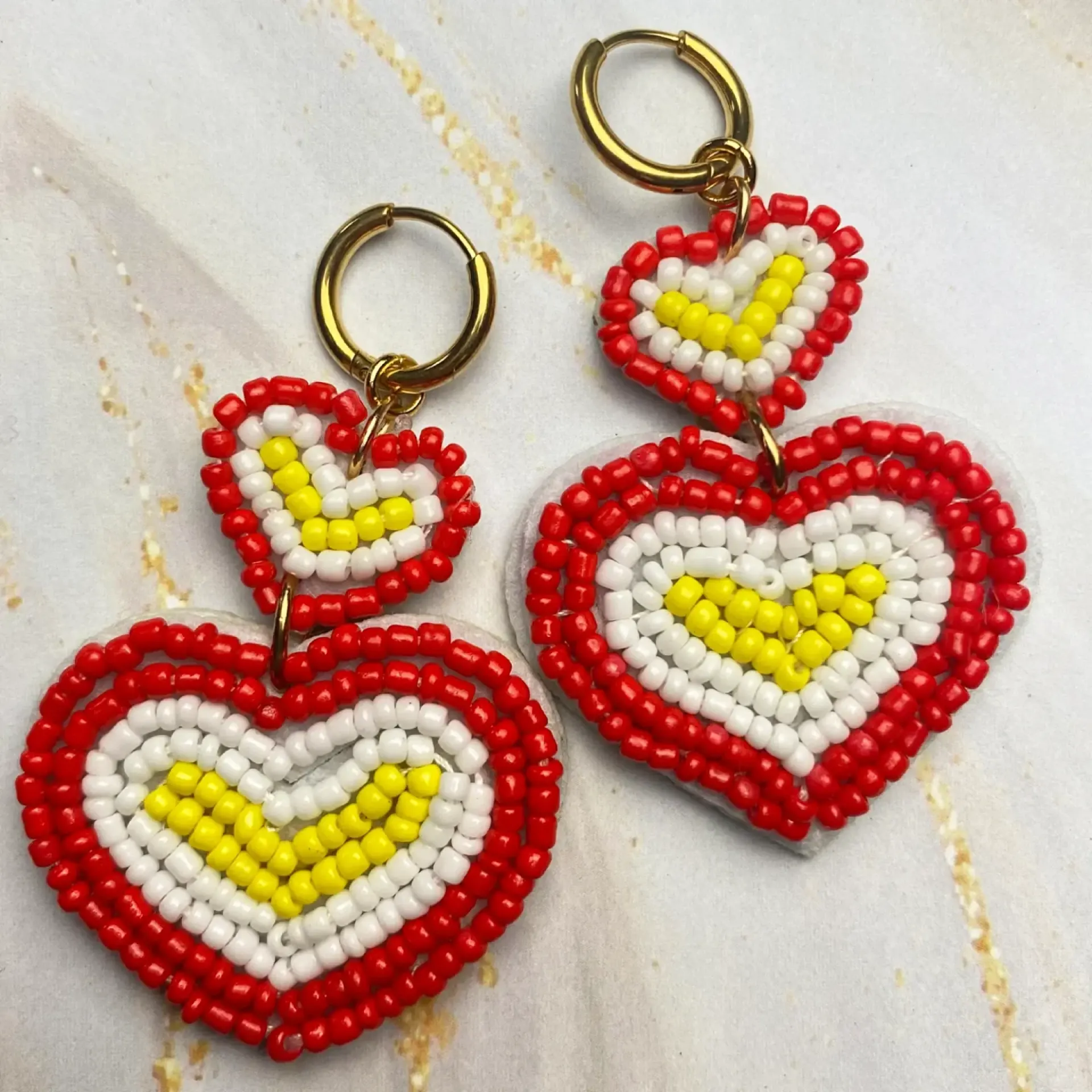 Oeteldonk hartjes oorbellen met kraaltjes.