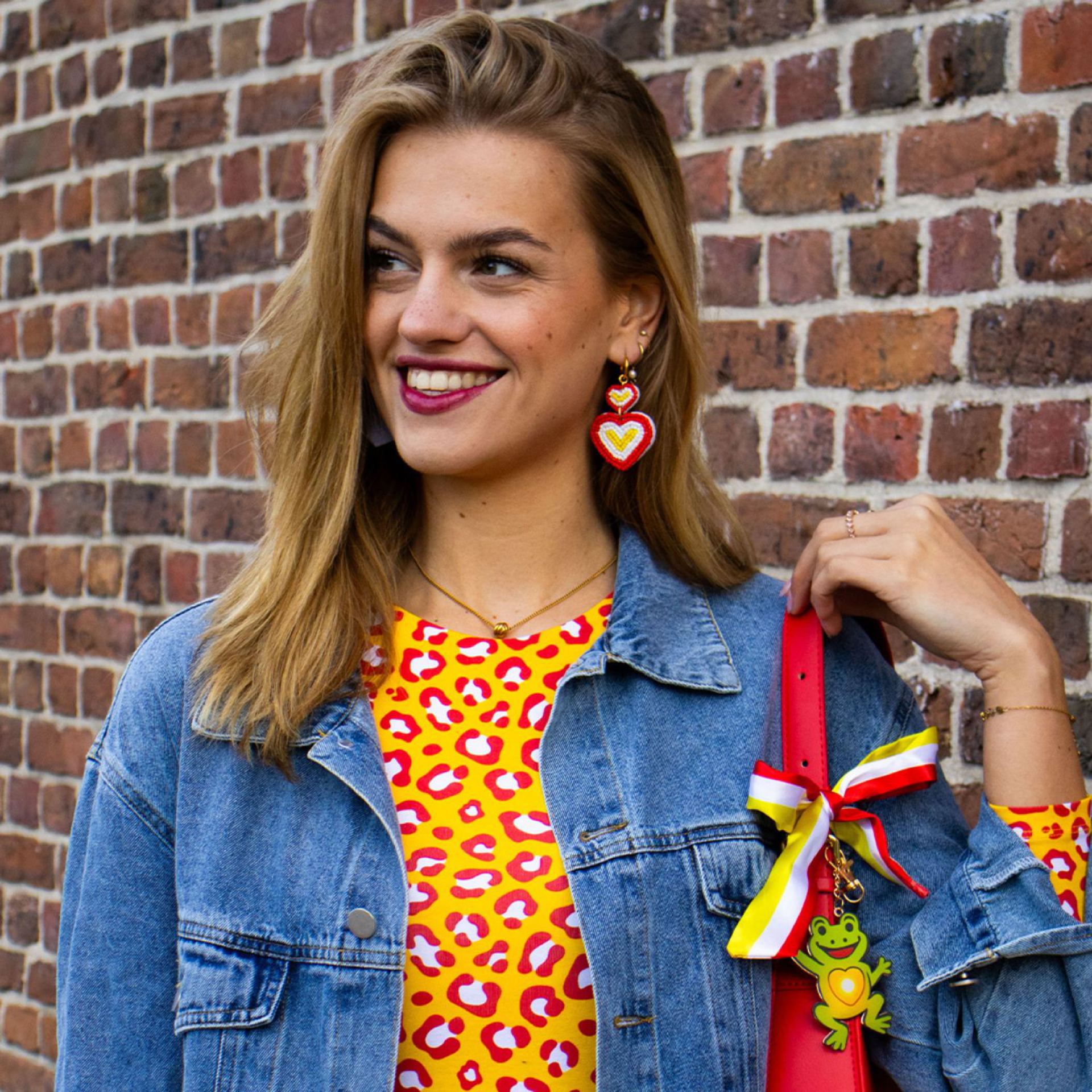 Vrouw met Oeteldonk kleding en accessoires