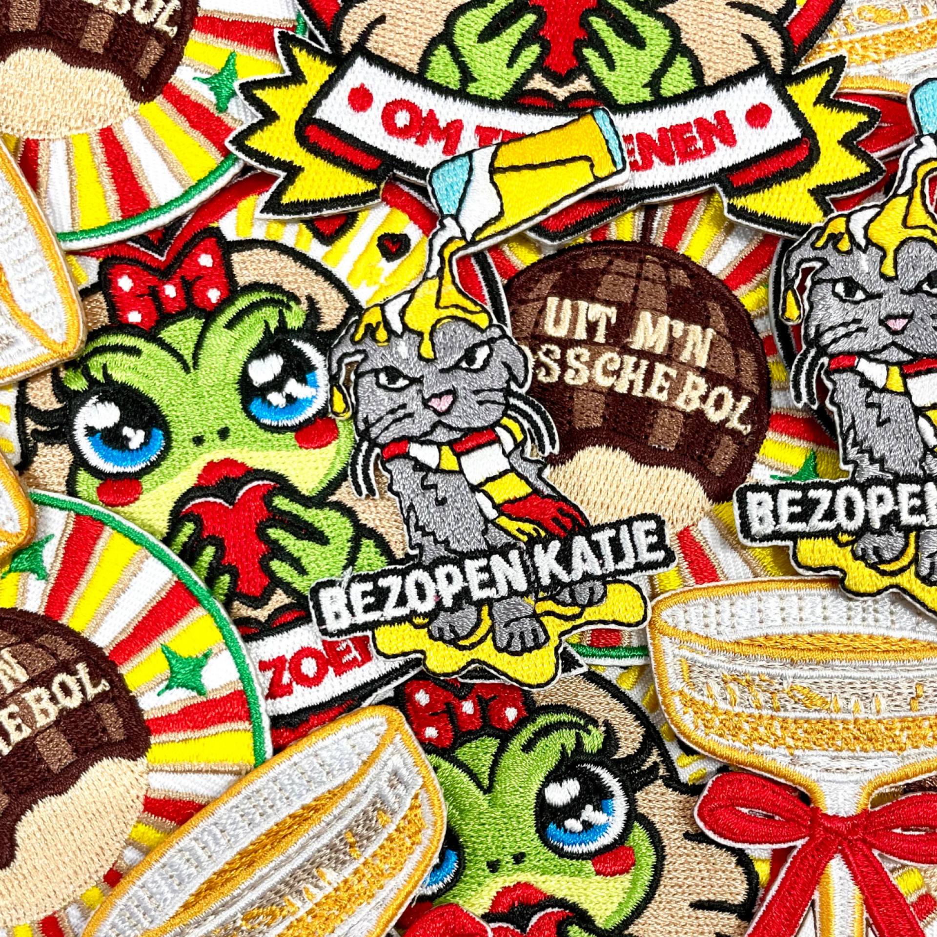 Diverse Oeteldonk emblemen met bezopen katje