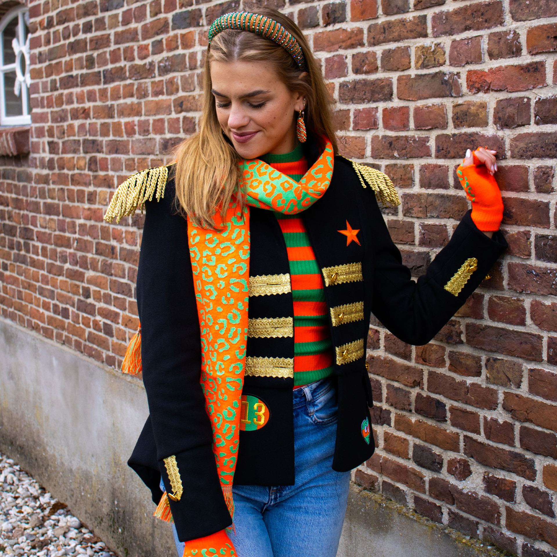 Kruikenstad jasje met emblemen op model