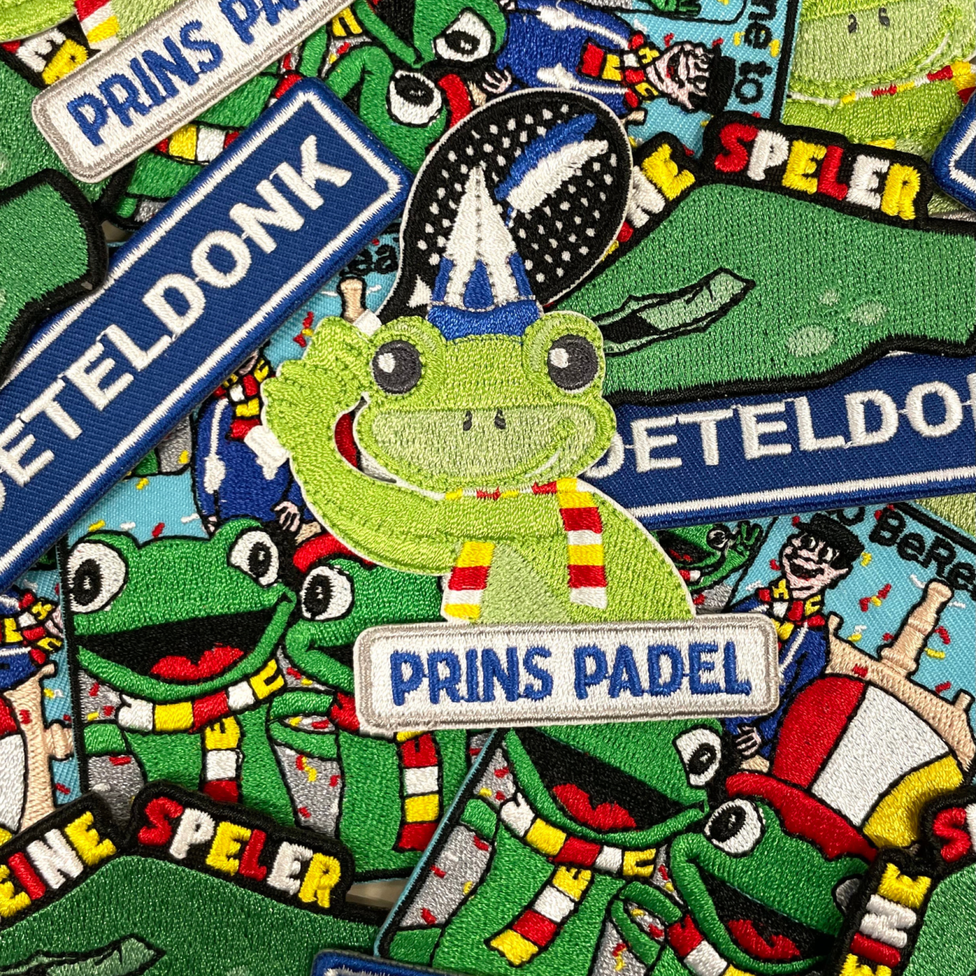 Oeteldonk emblemen heren opgestapeld