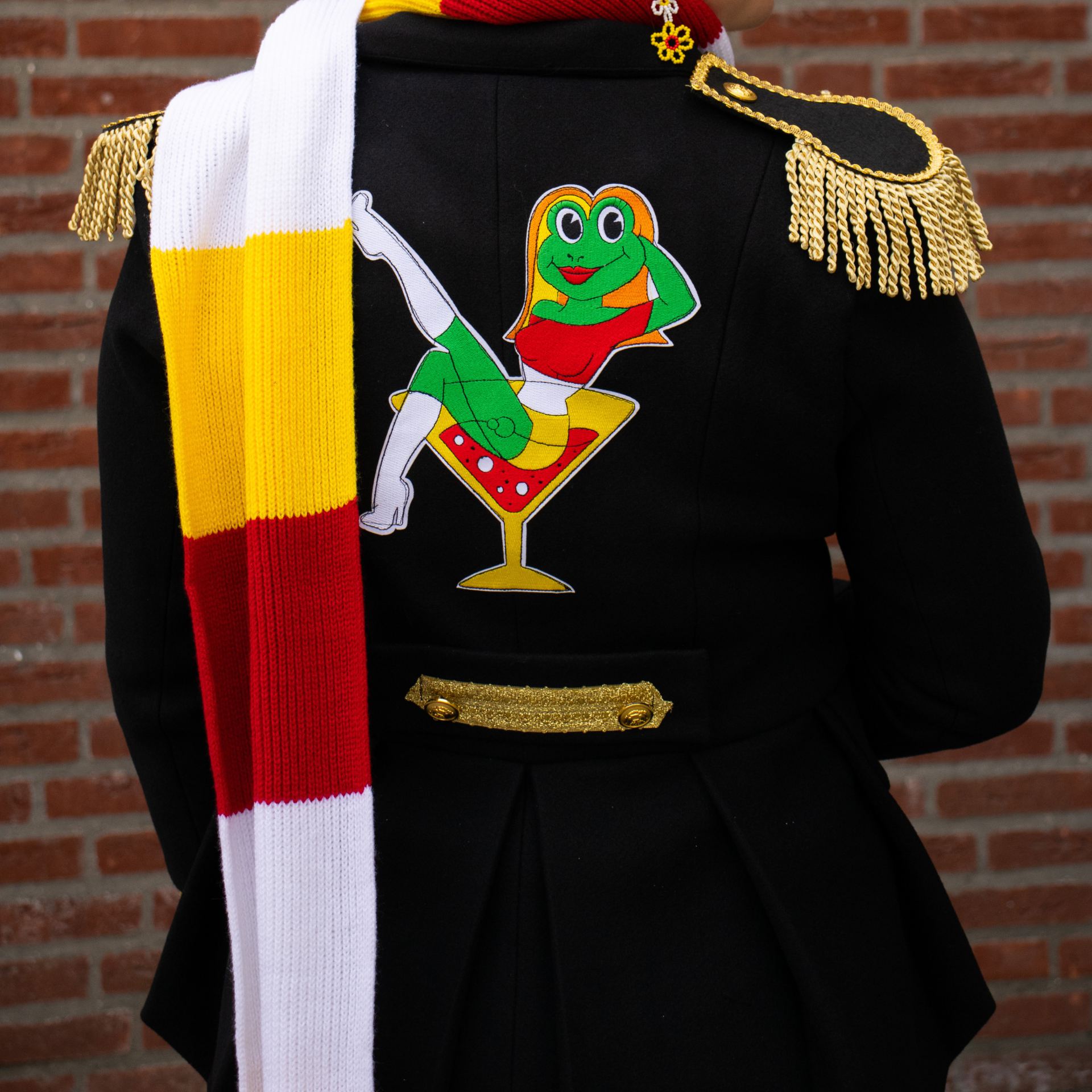 Oeteldonk jasje met emblemen aan