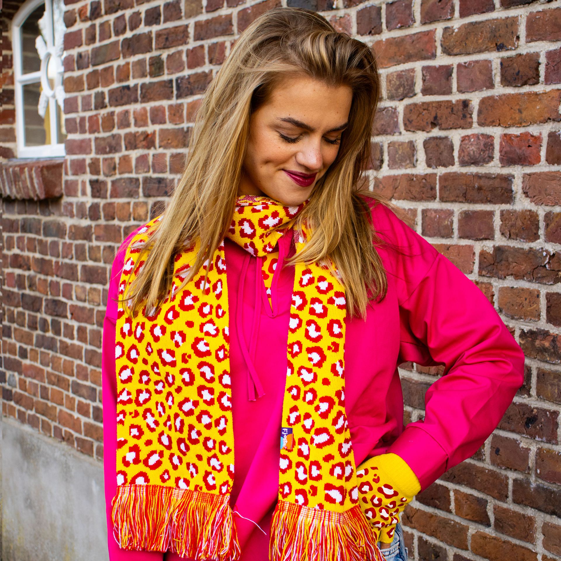 Vrouw in Oeteldonk kleding met roze kiel