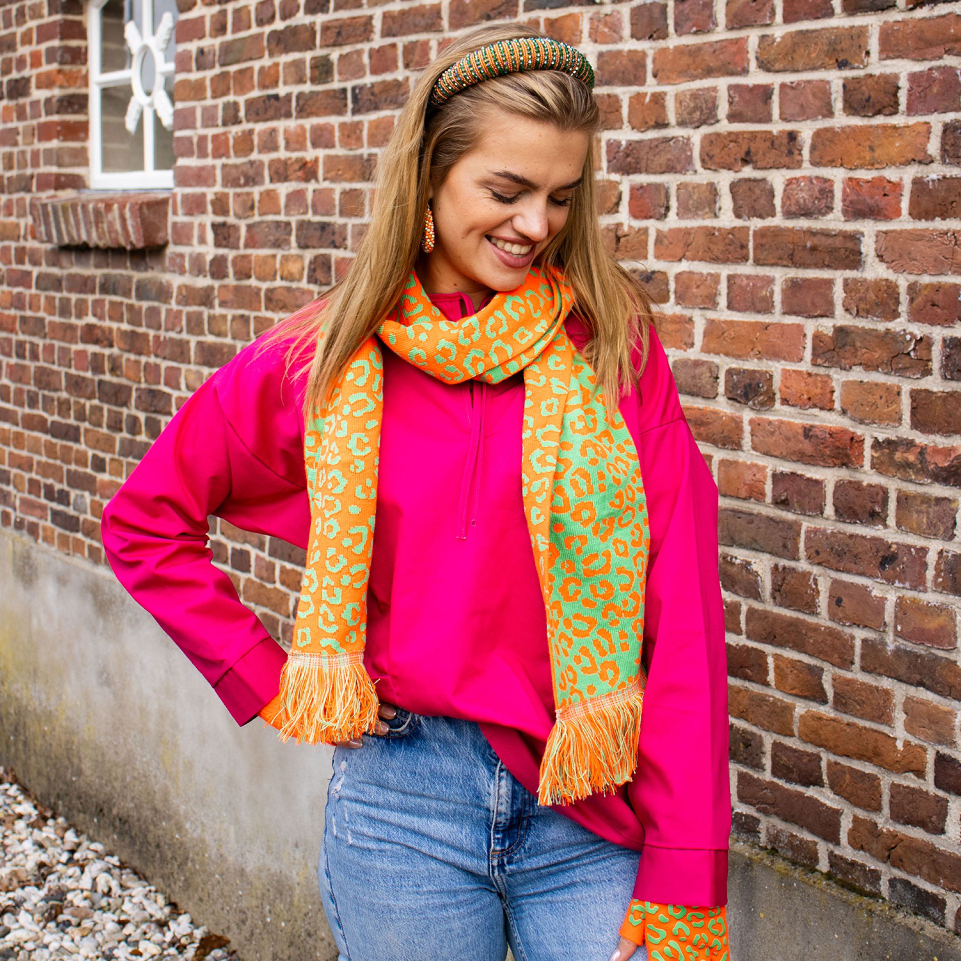 Vrouw in Kruikenstad kleding met roze kiel