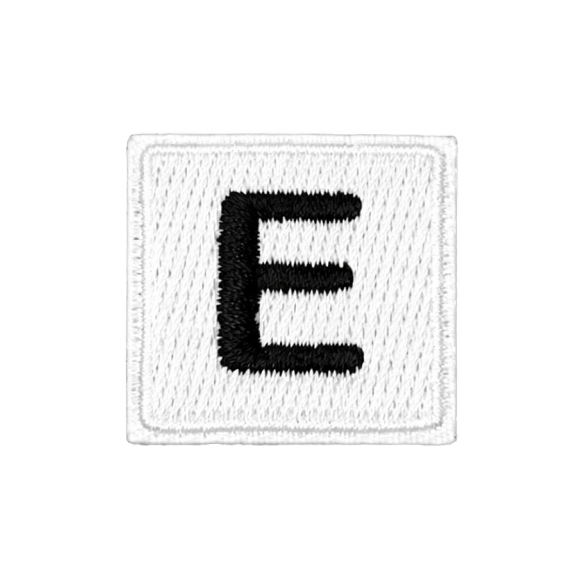 Blauw - geel embleem Scrabble stijl letter E