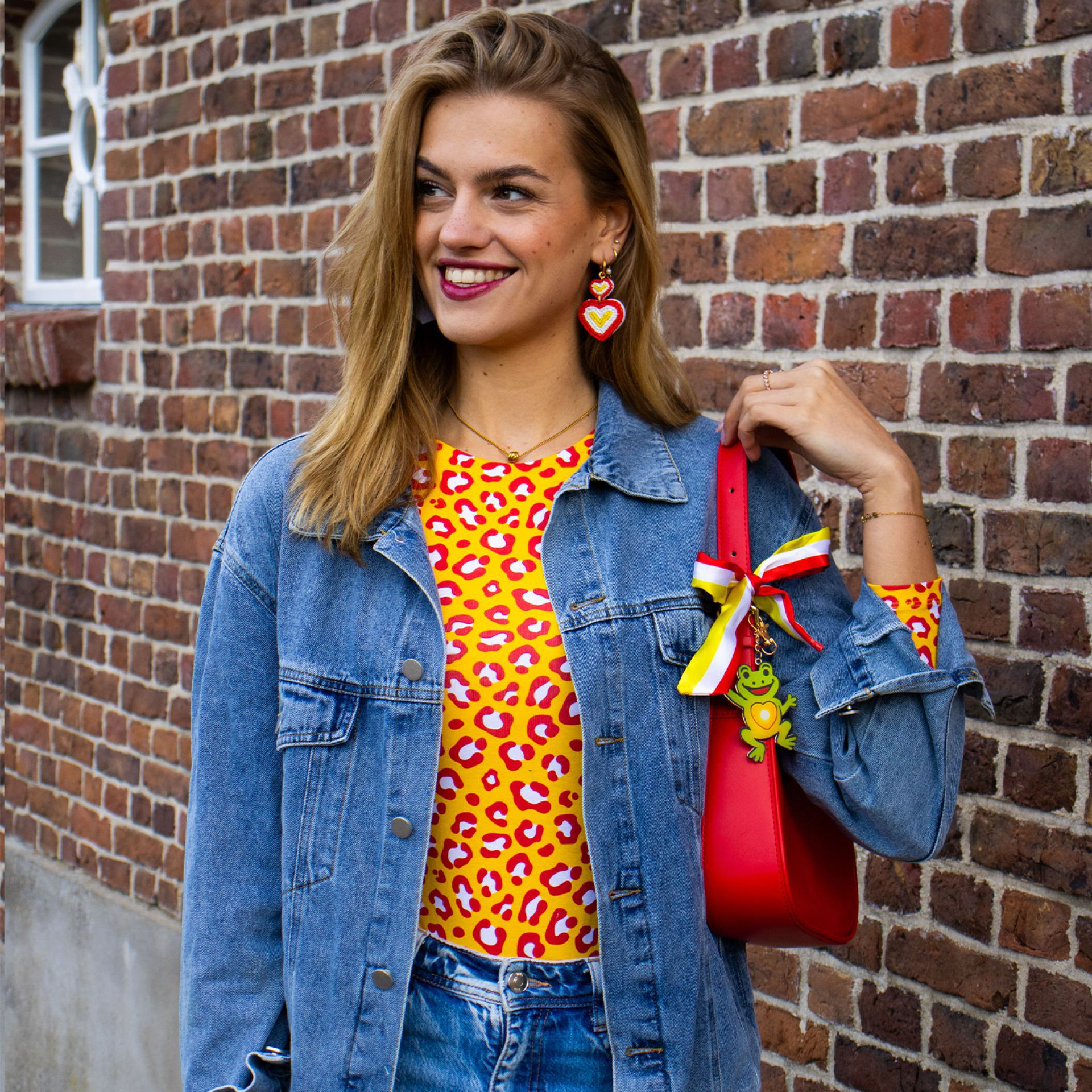 Oeteldonk tas schoudertas rood op model