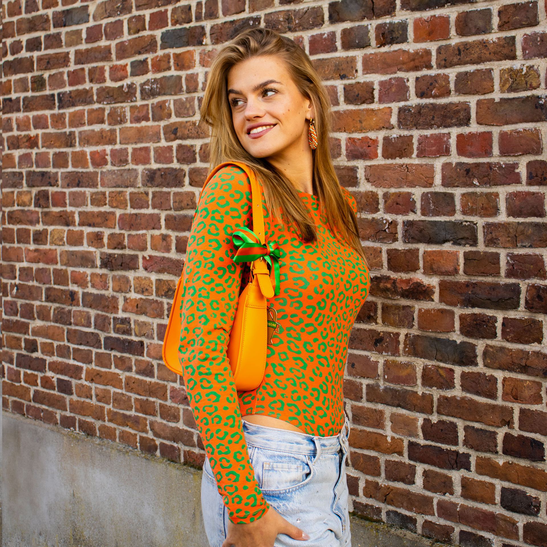 Kruikenstad tas schoudertas oranje op model